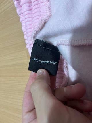 Pantalón rosa con cremalleras
