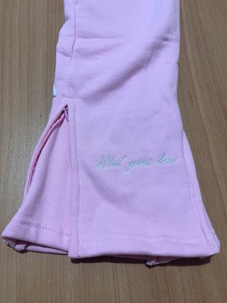 Pantalón rosa con cremalleras