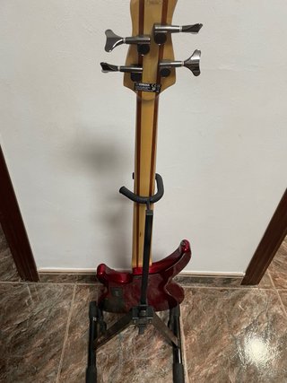 Bajo Yamaha Rojo con funda