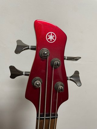 Bajo Yamaha Rojo con funda