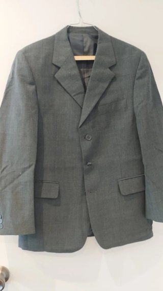 Chaleco de traje gris y blanco