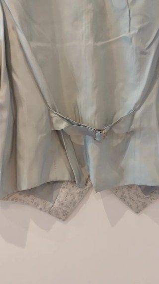 Chaleco de traje gris y blanco