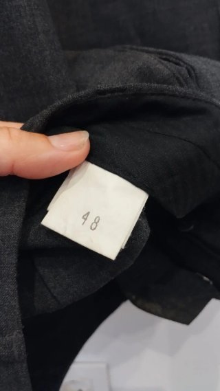 Chaleco de traje gris y blanco