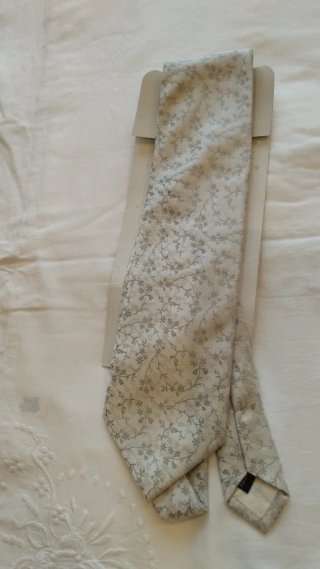 Chaleco de traje gris y blanco