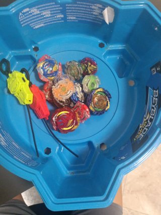 Vendo  Beyblades y  lanzadores
