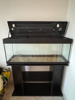 Acuario con mueble negro de 120 litros.