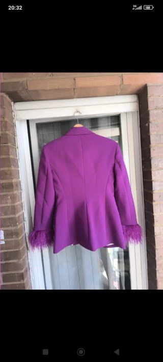 Blazer Zara Morado con Plumas
