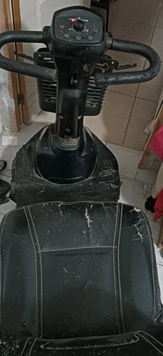silla de movilidad eléctrica modelo Invacare Leo.
