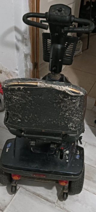 silla de movilidad eléctrica modelo Invacare Leo.