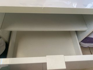 Mueble TV blanco con cajones