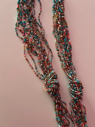 Collar de cuentas multicolor