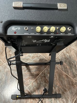 Amplificador Bajo Fender con soporte
