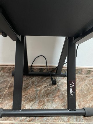 Amplificador Bajo Fender con soporte