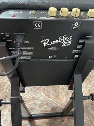 Amplificador Bajo Fender con soporte