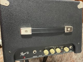 Amplificador Bajo Fender con soporte