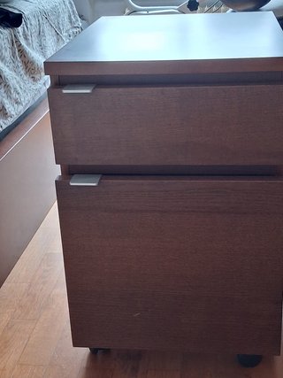 Cajonera de escritorio marrón con ruedas