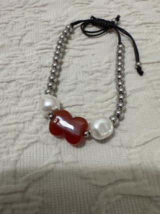 Pulsera de cuentas plateadas y perlas