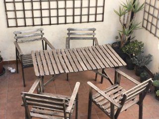 Mesa y 4 sillas de madera exterior