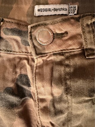 Pantalón pitillo camuflaje Bershka talla 36. Nuevo