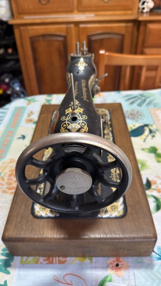 Máquina de coser Singer restaurada, 100 años