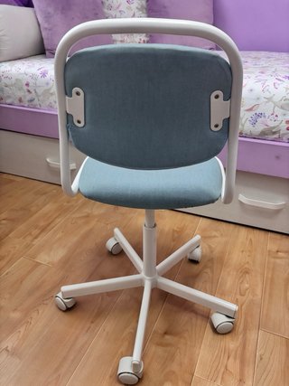 Silla de escritorio Ikea azul y blanca