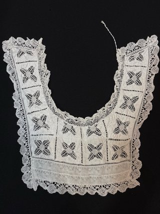 Antiguo babero de encaje