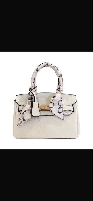 Bolso blanco con detalles dorados