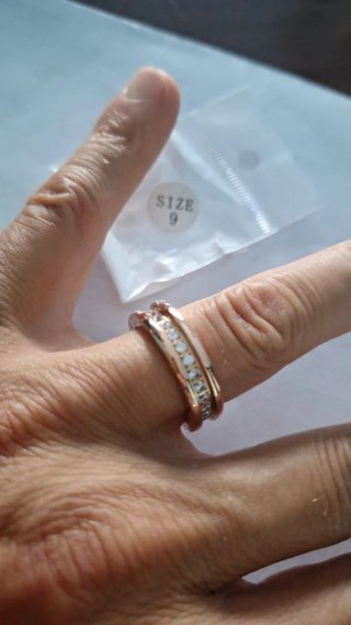 Anello color oro con brillantini stilizzato alta