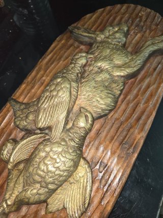 Figura bronce caza peana madera caoba