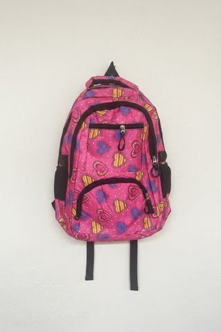 Mochila con estampado de plumas