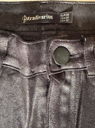 Pantalón efecto piel negro Stradivarius talla 32