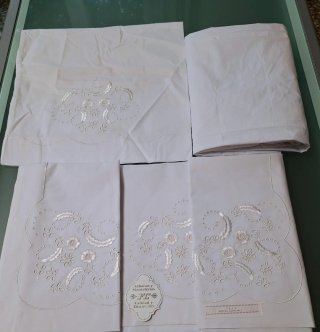 Trio bordado/ Bajera Ajustable Blanca