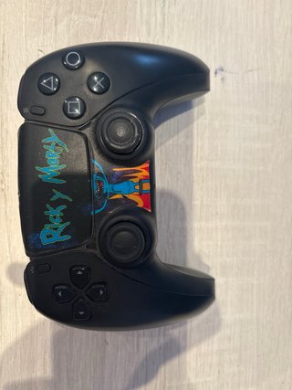 Mando PS5 con pegatinas Rick y Morty