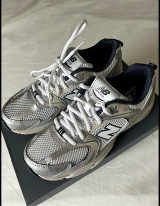 Zapatillas New Balance Plata y Blanco
