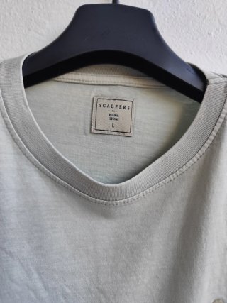 Camiseta Scalpers verde grisáceo con Calavera