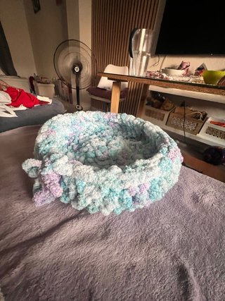 Cama para mascotas tejida a mano