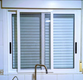 Ventana aluminio blanca con persiana y mosquitera