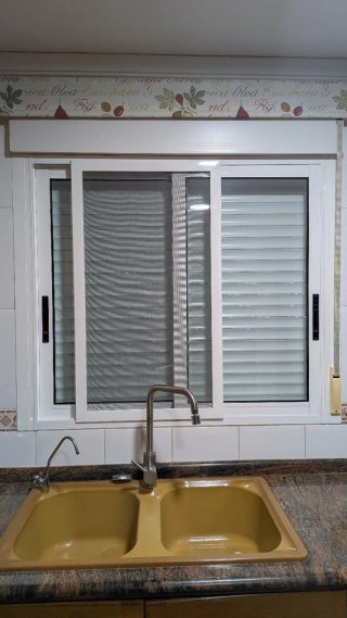 Ventana aluminio blanca con persiana y mosquitera