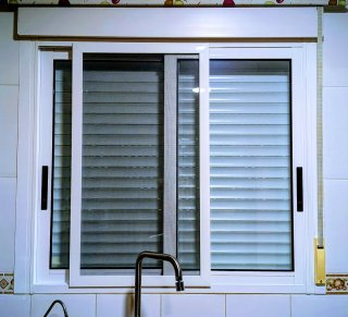 Ventana aluminio blanca con persiana y mosquitera