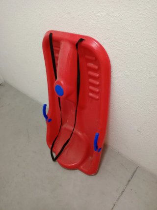 Trineo rojo con cuerda y freno