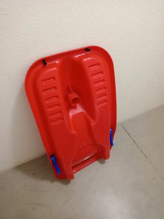 Trineo rojo con cuerda y freno