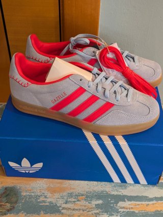 Adidas Gazelle gris y rojo