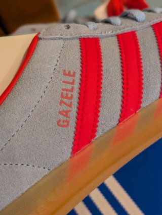 Adidas Gazelle gris y rojo