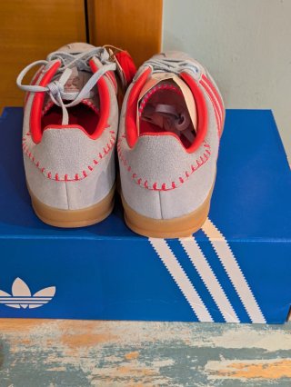 Adidas Gazelle gris y rojo