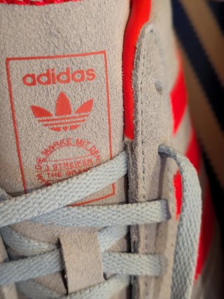 Adidas Gazelle gris y rojo