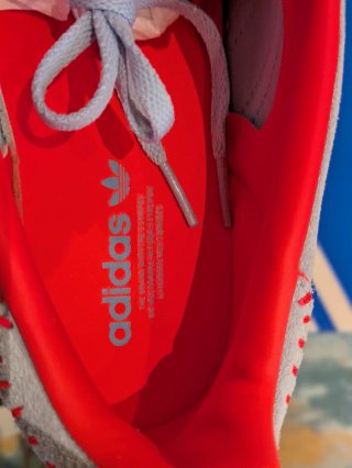 Adidas Gazelle gris y rojo