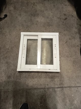Ventana corredera con vidrio texturizado