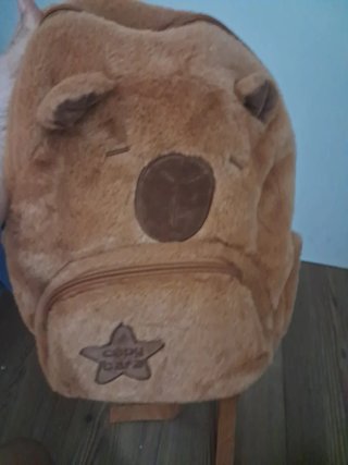 Mochila peluche capibara