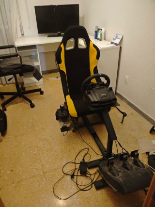 Volante Logitech con asiento simulador