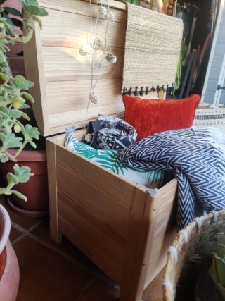 Baúl de madera de pino sin barnizar.